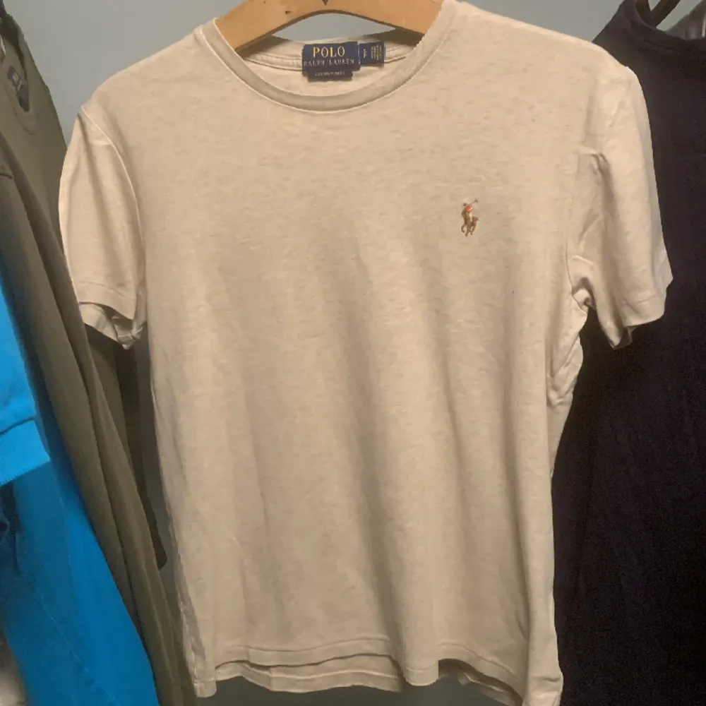 Fet Ralph Lauren t-shirt i mycket bra skick, säljer pga rensning av garderoben. Tveka inte på att skriva vid frågor😁. T-shirts.
