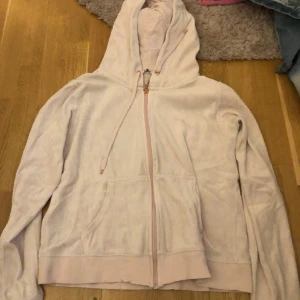 Ljusrosa velour zip up  - Så fin ljusrosa velour zip up, använd fåtal gånger och i bra skick. Osäker på storlek men skriv privat så kollar jag, passar dock s men även m. Mer rosa än på bilderna💗Tror märket är Cubus men är osäker 