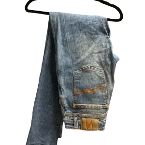 Nudie Jeans Co - Säljer nu Jeans från Nudie Jeans Co har inte namn på modellen men ser ungefär ut som grim trim.nypris ligger runt 1499kr.Och varan är i Nyskick.