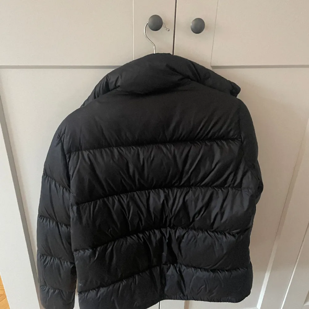 Jätte fin moncler jacka som inte ser använd ut! Fick den i slutet av 2021 som en present( därav inget kvitto etc. ) och endast använd ett tiotal gånger❤️ nypris ca 9900kr! Säljer pga storleken då den är pytte lite mindre än vad jag vill ha,brukar ha M. . Jackor.