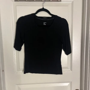 Tröja - En tröja. Det är typ som en t-shirt med halv långa ärmar. Från Lindex storlek xs