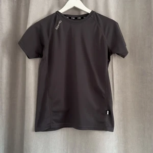  Träningst-shirt  - en träningst-shirt från ICANIWILL i storlek S är i bra kvalitet skicka meddelande fler bilder 