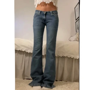 Lee jeans - Säljer dessa lågmidjade lee jeans då jag inte får någon användning av de. Sparsamt använda så är fint skick, första bilden är lånad💗midjemått: 36 cm innerbensmått: 81 cm Skriv vid funderingar 