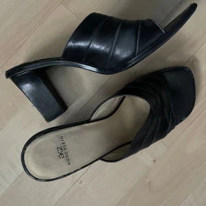 Svarta klackar  - Svarta klackar som inte kommer till användning längre. 