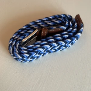 Flätat bälte  - Flätat bälte i nyskick! Mörkblått, ljusblått och vit i en matchande kombo!