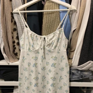 Sommarklänning  - Så fin klänning till sommaren! Storlek M men sitter lika bra på mig som vanligtvis har S, blir inte för kort på mig som är 170cm.