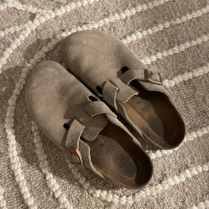Boston birkenstock  - Ett par sparsamt använda Boston i modell narrow , priset kan diskuteras 💕