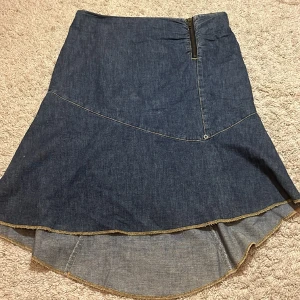 Midi jeanskjol - Supersnygg midilång lågmidjad jeanskjol ⭐️ midja 80cm