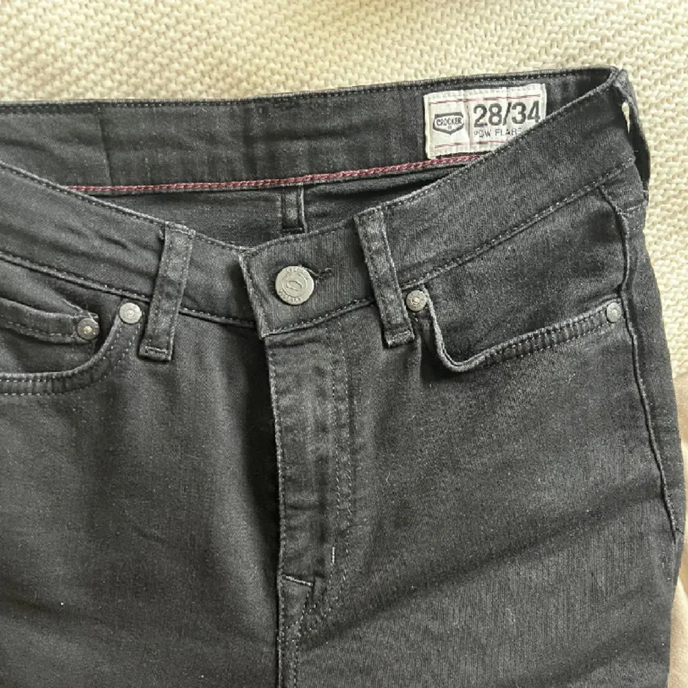 Säljer dessa fina jeans då dom inte kommer till användning, de är från crocker❤️ de är låg midjade och flare/bootcut. De är uppsydda så de passar mig som är 163. Jeans & Byxor.