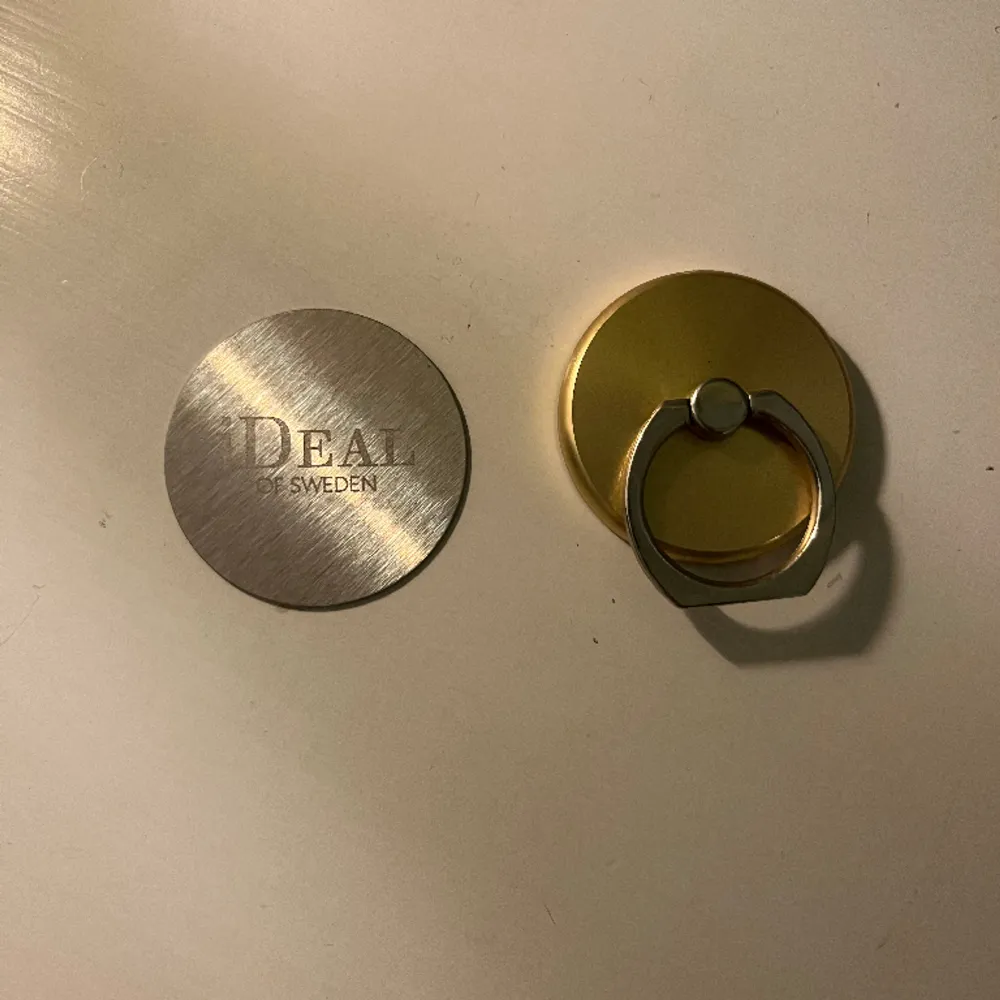 Mobilhållare med magnet som man sätter på insidan av skalet . Muu.