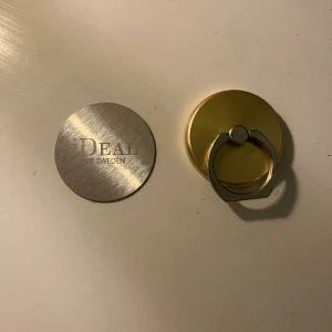 Ideal of Sweden  - Mobilhållare med magnet som man sätter på insidan av skalet 