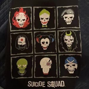 Suicide squad t-shirt M - En svart suicide squad t-shirt med karaktärer på. Strl M ⚡️Använd endast en gång. (Frakt ingår ej)