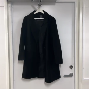 Svart kappa - Använt men bra skick. Passar mer en storlek 38.
