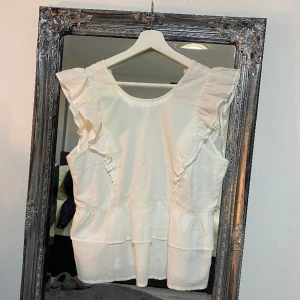 Söt topp - Vit söt topp från VeroModa men köpt från Zalando. Har aldrig använt bara testat då det inte är min stil. Det är storlek L men skulle säga S/M. 