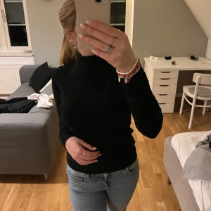 stickad tröja med polokrage - nästan aldrig använd!! så mysig nu till vintern 