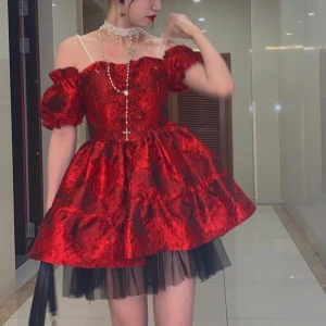 Lolita klänning - Säljer min fina romantisk-gulliga klänning som jag bara har fotat i. Den är ifrån ett japanskt märke, köpt hos devilinspired för ca 700kr med frakt. Storlek enligt hemsidan är L (jag är EU s, 160cm) för mer info om mått, skriv så skickar jag!!