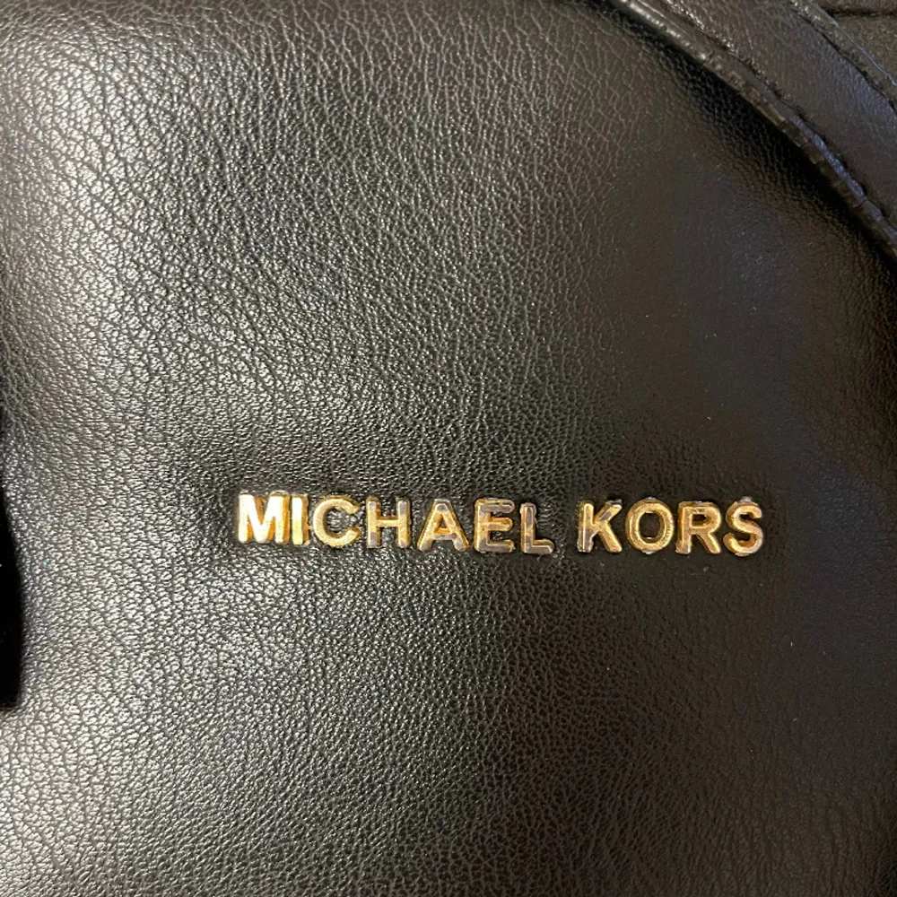 En stor Michael kors väska som är rymlig men dock inte äkta. Namnet på märket och brickan har tappat lite färg men annars är den superfin. Köparen står för frakten ❤️. Väskor.