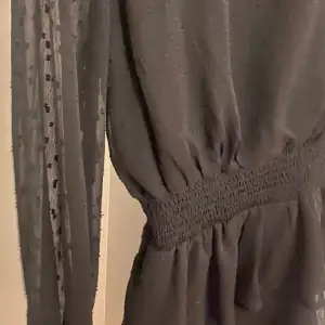 Svart klänning med volanger från Gina tricot , endast använd en gång. Storlek S. Säljer eftersom jag inte får användning av den! 😊skriv för mer bilder! Pris kan diskuteras vid snabb affär