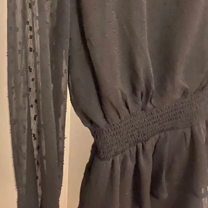 Volang klänning - Svart klänning med volanger från Gina tricot , endast använd en gång. Storlek S. Säljer eftersom jag inte får användning av den! 😊skriv för mer bilder! Pris kan diskuteras vid snabb affär