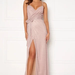 Klänning  - Underbar ljus rosa klänning från Goddiva. Aldrig använt då den är lite för stor. 