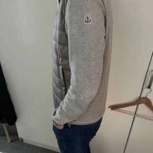 Moncler Maglia Cardigan - Säljer denna snygga cardigan i bra skick 9/10 utan skador om du har några funderingar bara kontakta 