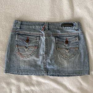 Lågmidjad jeanskjol  - Storlek M. Midjemått 38,7 cm. Kolla min profil för liknande kjolar i andra storlekar💕