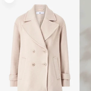 Kort kappa💗 - Så fin beige kort kappa💗 Säljer då den inte kommer till användning, mycket sparsamt använd💗