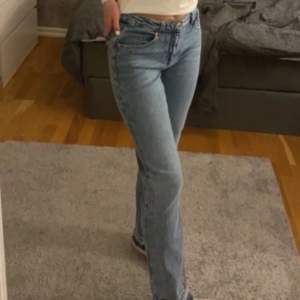 Blåa Jeans från Gina Tricot i storlek 164 men passar mig som egentligen har 34. Köpa för 399 kr och säljs för 100 kr. Priset är diskuterbart💕