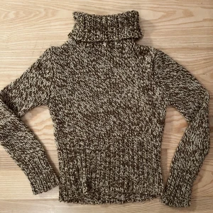 Stickad tröja - Stickad tröja från zara! Så skön men tyvärr lite liten för mig. bättre bilder kommer snart<3