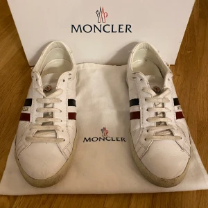 Moncler skor - Riktigt fräscha moncler skor. Använda ett fåtal gånger och inga defekter. Använda så lite så att till och med moncler loggan i sulan är kvar. Nypris 4600kr