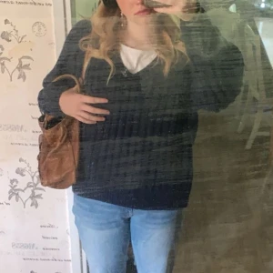 Stickad - Säljer en fin tröja från Gina. Den är marinblå i storlek m. Köpte för 400 och använts vid få tillfällen❤️
