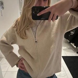 Zip up - Skit snygg zip up tröja från Zara helt oanvänd🙏🏼 Kan gå ner i pris vid snabb affär!