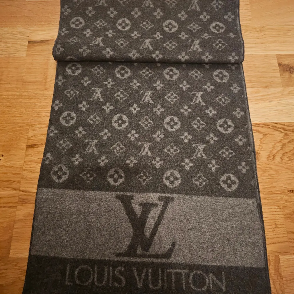 Experience the epitome of sophistication with LV wool mufflers. Crafted from premium wool, these mufflers offer supreme warmth and luxury. Embrace timeless style with iconic LV detailing, perfect for elevating any ensemble. Impeccably design. Övrigt.