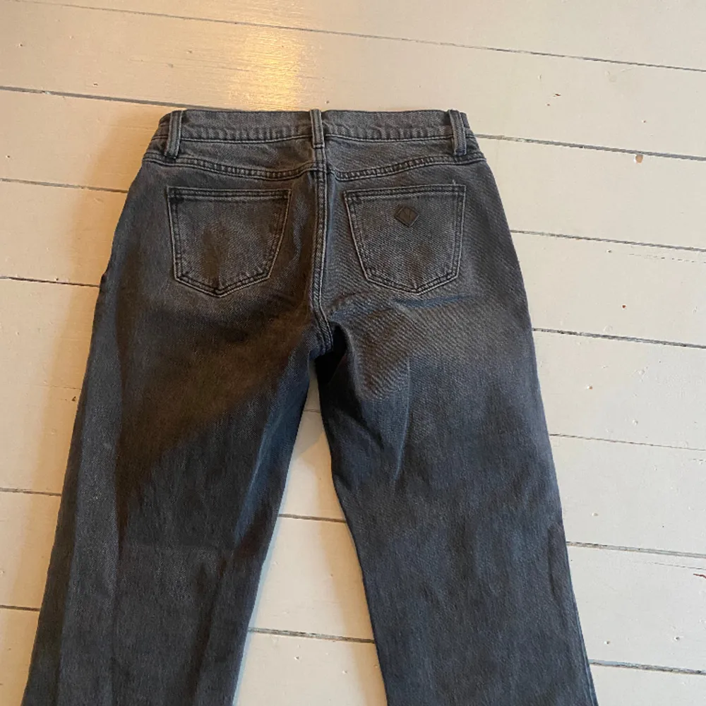 Säljer ett par svart gråa lågmidjade jeans från Abrand. Perfekt passform med låg midja. Passa mig som har s/36. Jeans & Byxor.