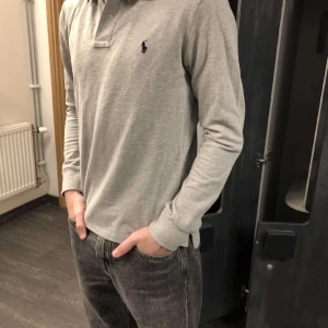 Långärmad ralphlauren piké  - Hej, säljer en långärmade ralphlauren piké till ett fint pris. Inga defekter, allt gott! (storleken är 14-16 år men passar dig från 165-175 perfekt)