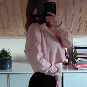 Rosa croppad sweater med hål i💕
