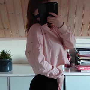Croppad sweater - Rosa croppad sweater med hål i💕