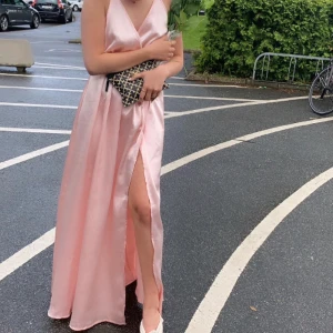 Balklänning  - Fin balklänning, köpt här på plick för 1000kr, vet ej märke då den inte kom me någon lapp på💕pris går att diskutera 