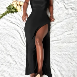 Svart Maxi Klänning - Svart Maxi Klänning med Slits och Sexy Rygg.    Storlek: M.  Butik/Märke: Shein.  Använd endast en gång. 