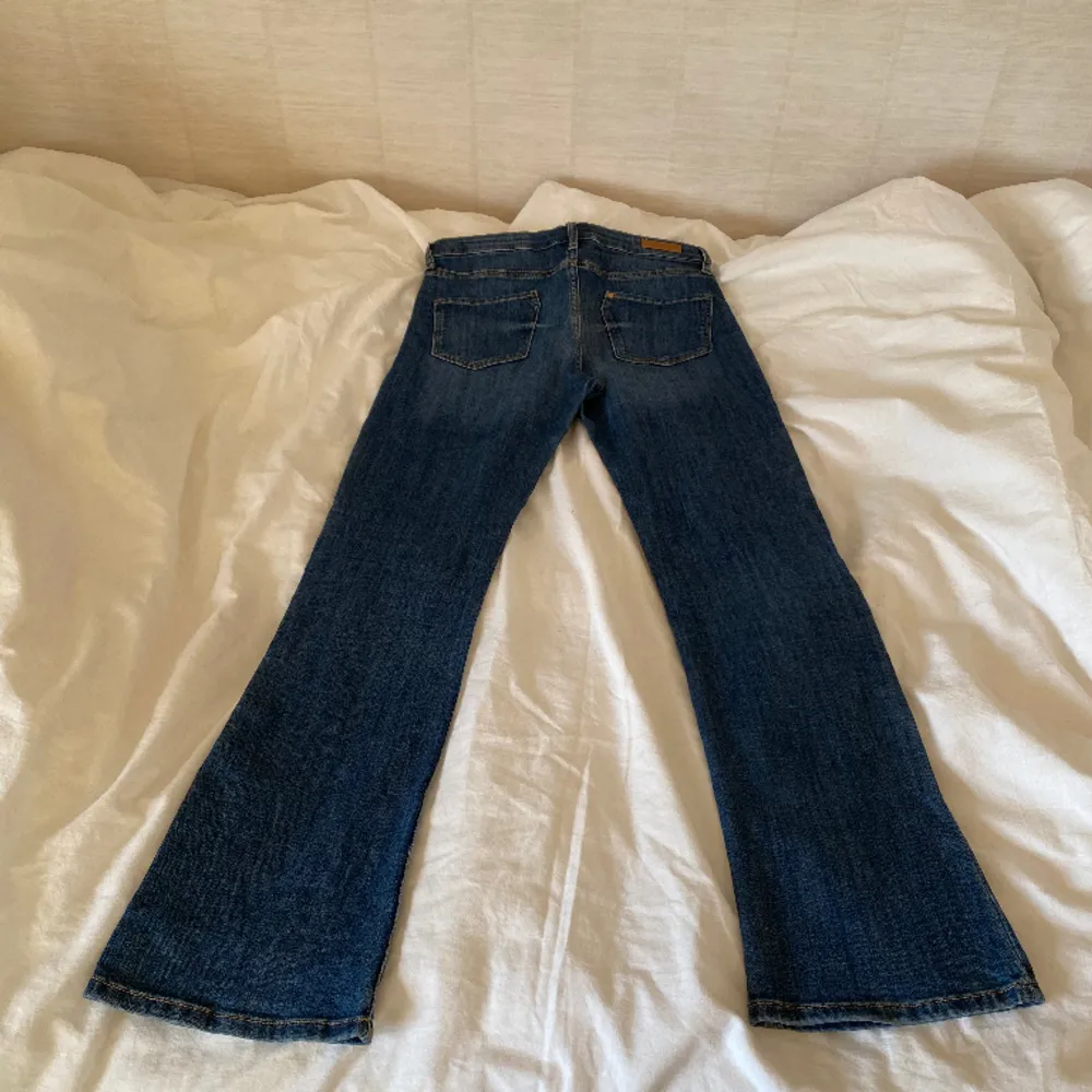 Supersnygga bootcut jeans med stretch, står storlek 164 men passar bra på mig som har 34/36 i byxor 🩷 Färgen irl är typ mittemellan bild 1/2 och bild 3 . Jeans & Byxor.