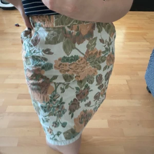 Vintage Kjol - Fin kjol som jag köpte second hand. Den är 50cm lång.  Vintage så det är en gammal 46 storlek men det är perfekt for mig som en 36/38. 