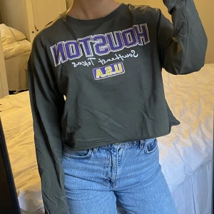 Croppad sweatshirt  - Militärgrön, Croppad sweatshirt med tryck 