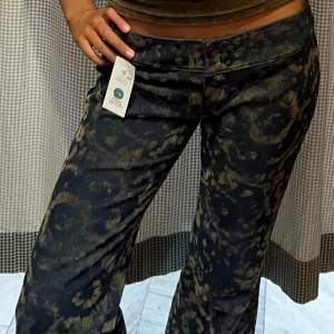 Lågmidjade mörkblå jeans med brunt/ Bieget mönster på 🤎 vida i benen och jätte bekväma
