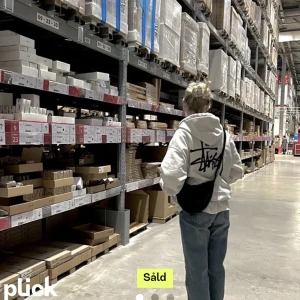 Stüssy hoodie  - Säljer denna Stüssy hoodien då den inte kommer till användning. Storlek L. Endast använd 2 ggr. !lånade bilder från förra säljaren!