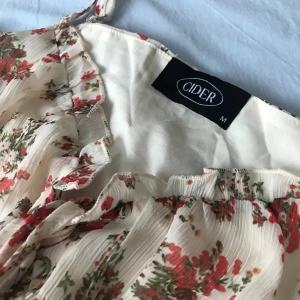 Sommarklänning  - En fin sommarklänning. Den är M men tycker den borde vara S. Den är lite stor på mig som är Xs. Använd fåtal gånger. Säg till om ni vill ha fler bilder eller ny pris 😊