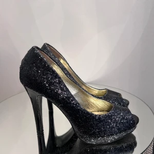 Pumps  - Snygga glittriga klackskor som är perfekt till finare tillfällen. Storlek 7