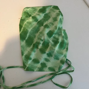 Grön topp  - Grön topp, trevlig till sommar eller fest! Rätt så stretchig och med banden kan man reglera hur tajt den ska sitta! Köparen står för frakt 🤍🤍