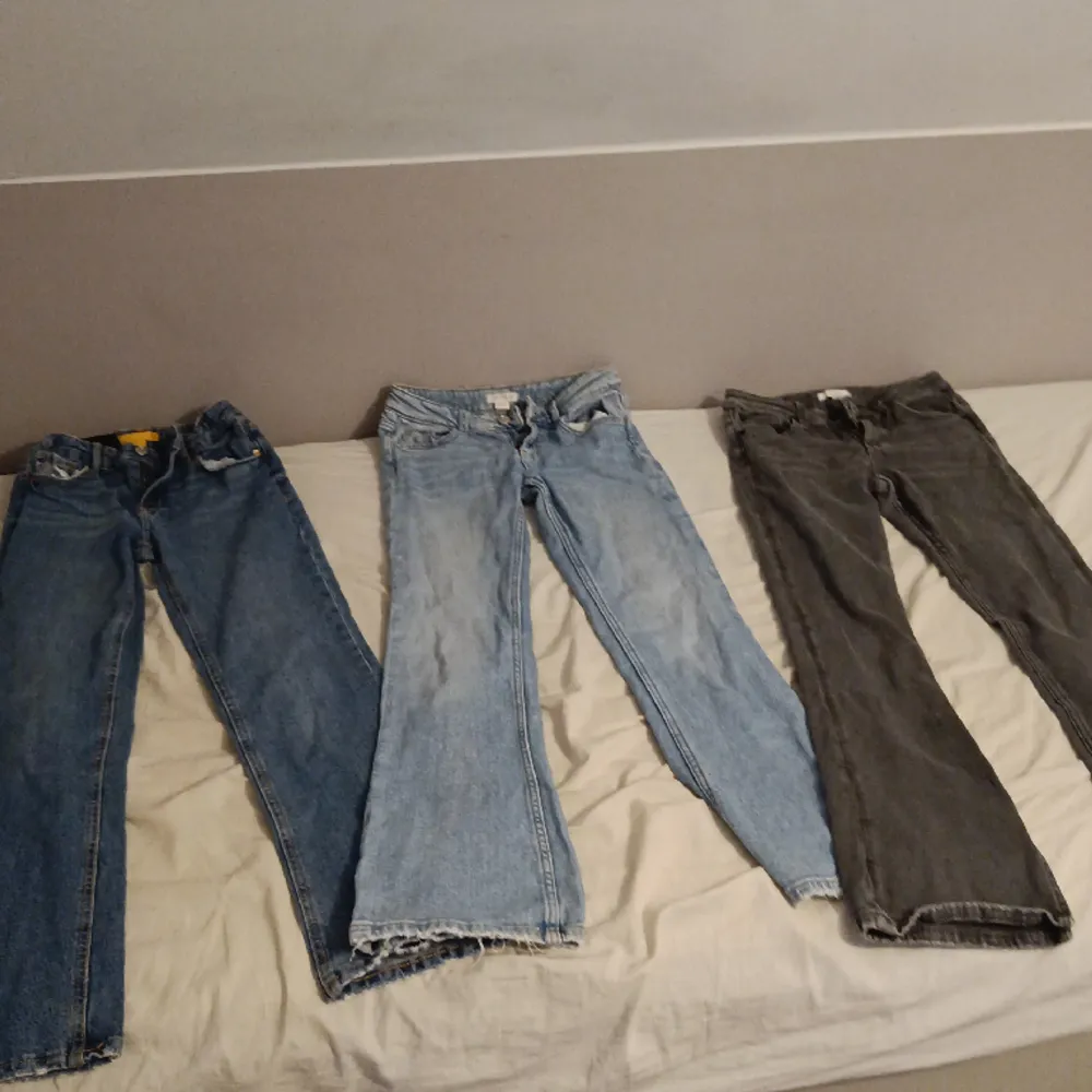 Köpta för 900kr tsm. säljer pågrund av att dem är för, för små. Dem grå jeansen har slits. Alla jeansen är ifrån Fina Tricot och är i storlek 146.. Jeans & Byxor.