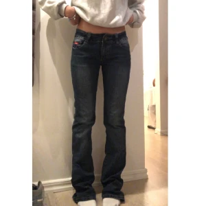 Lågmidjade jeans - Lågmidjade jeans från Miss Lychee. Köpta på vinted men var för långa för mig. Insydda i midjan sedan innan. Strl 36/38 i jeans skulle jag säga. Innebenslängd: 90cm. Mått över midjan: 38cm💗💞