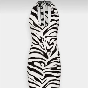 Ginatricot zebra klänning - Säljer denna fina klänningen från ginatricot som inte längre finns / i storlek Medium 🖤🤍🖤🤍